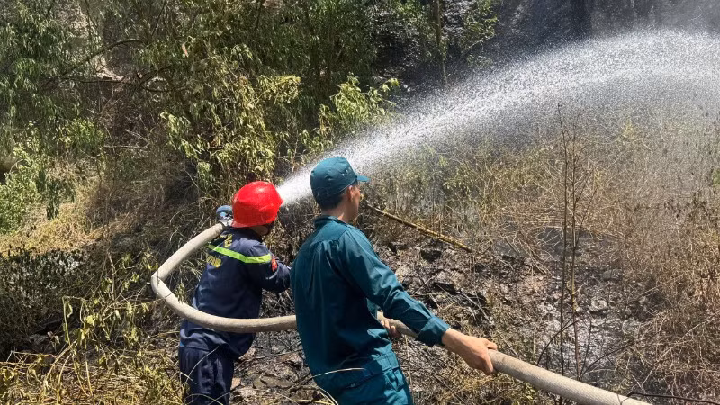 Lực lượng chức năng nỗ lực khống chế vụ cháy rừng giữa trưa nắng gắt.