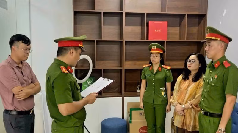 Cơ quan Cảnh sát điều tra Công an thành phố Đà Nẵng tống đạt Quyết định khởi tố bị can đối với đối tượng Lê Thị Oanh. (Ảnh: Công an cung cấp)