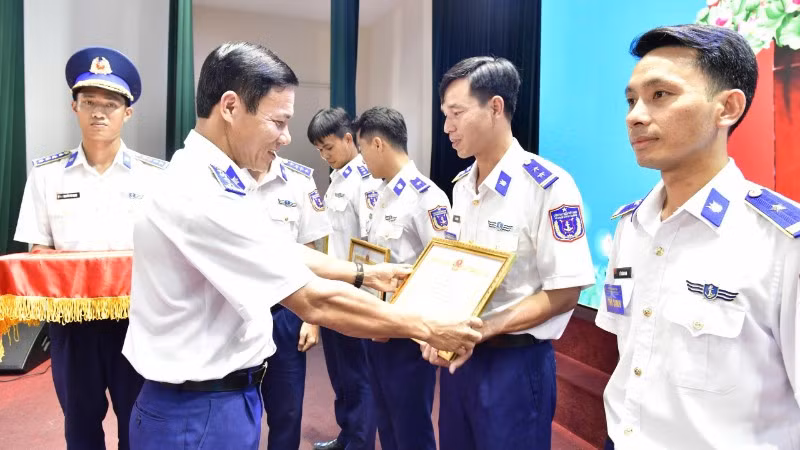 Thủ trưởng Bộ Tư lệnh Vùng tặng bằng khen cho Cán bộ đoàn đạt giải trong hội thi.