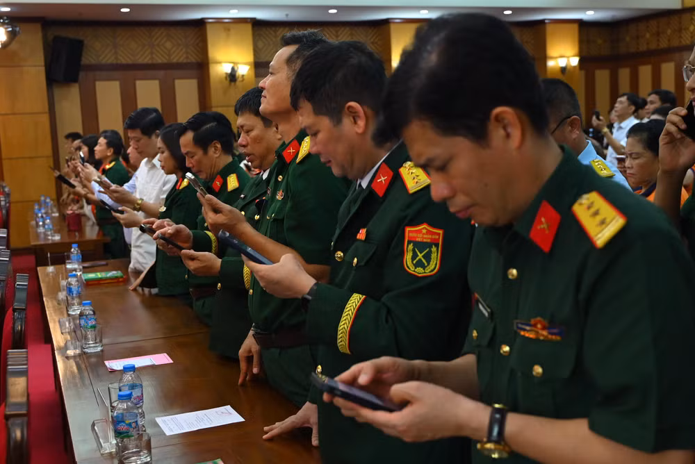 Các đại biểu chuyển khoản ủng hộ chương trình "Gọi tên những vì sao đất nước” năm 2026.
