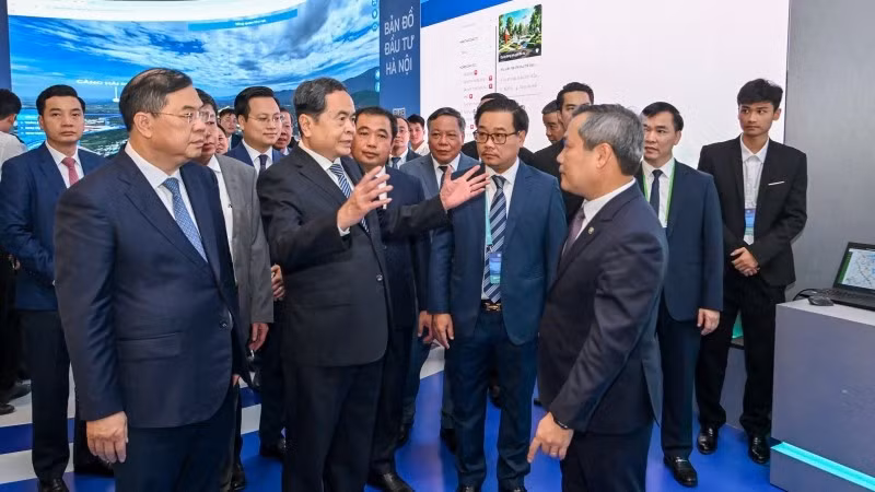 Chủ tịch Quốc hội Trần Thanh Mẫn tham quan khu giới thiệu Quy hoạch tổng thể Thủ đô Hà Nội tầm nhìn 100 năm.