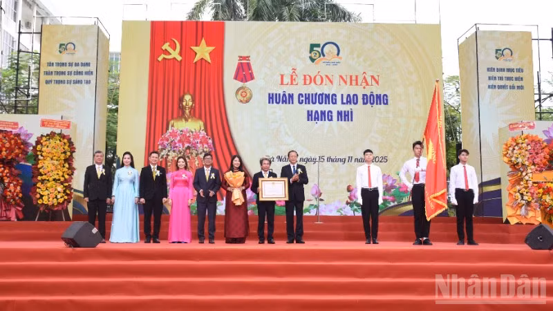 Thừa ủy quyền Chủ tịch nước, Thứ trưởng Thường trực Giáo dục và Đào tạo Phạm Ngọc Thưởng trao Huân chương lao động hạng Nhì cho nhà trường.