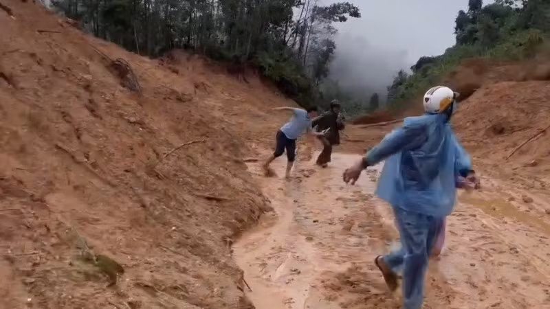 Người dân tháo chạy khỏi khu vực sạt lở tại thôn Măng Tra, xã Nam Trà My. (Ảnh: Người dân cung cấp)