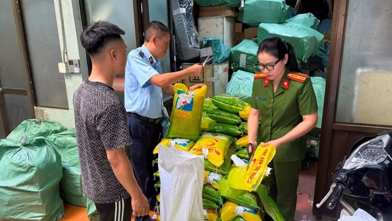 Lực lượng chức năng giám sát việc tiêu hủy yếu tố vi phạm quyền sở hữu công nghiệp đối với nhãn hiệu gạo ST25.