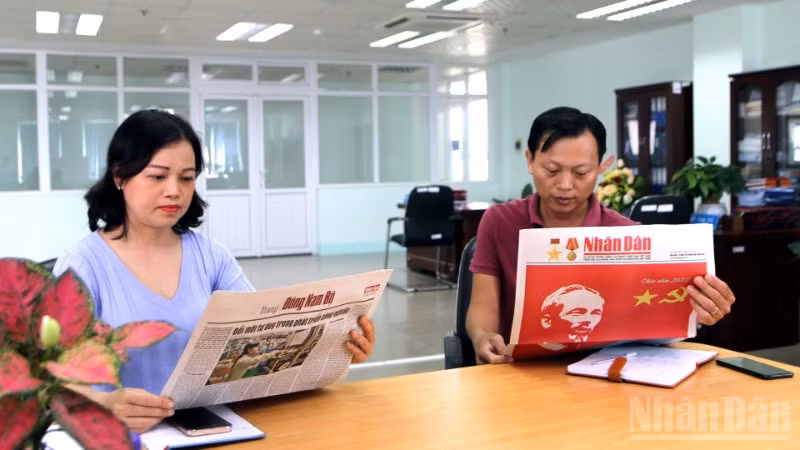 Cán bộ ở Đồng Nai đọc Báo Nhân Dân.