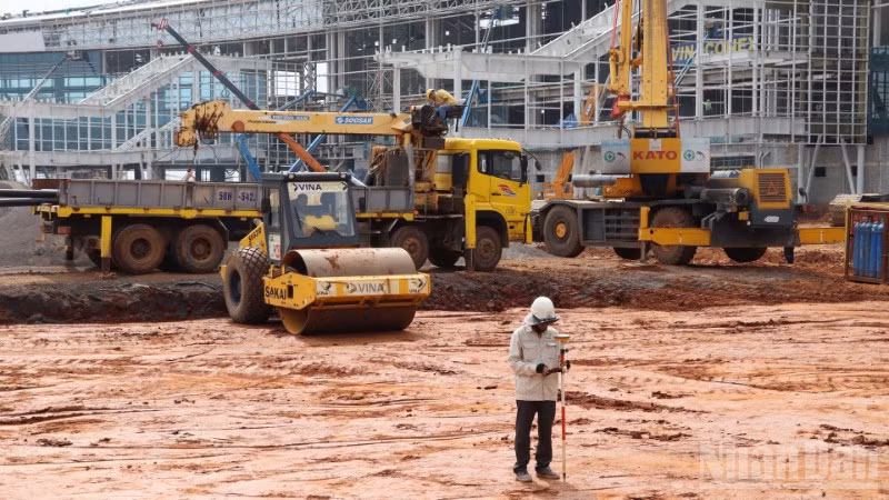 Công nhân thi công tại công trường dự án đầu tư xây dựng sân bay Long Thành.