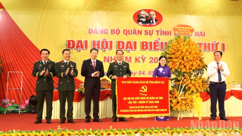 Thường trực Tỉnh ủy Đồng Nai trao bức trướng của Ban Chấp hành Đảng bộ tỉnh tặng đại hội.