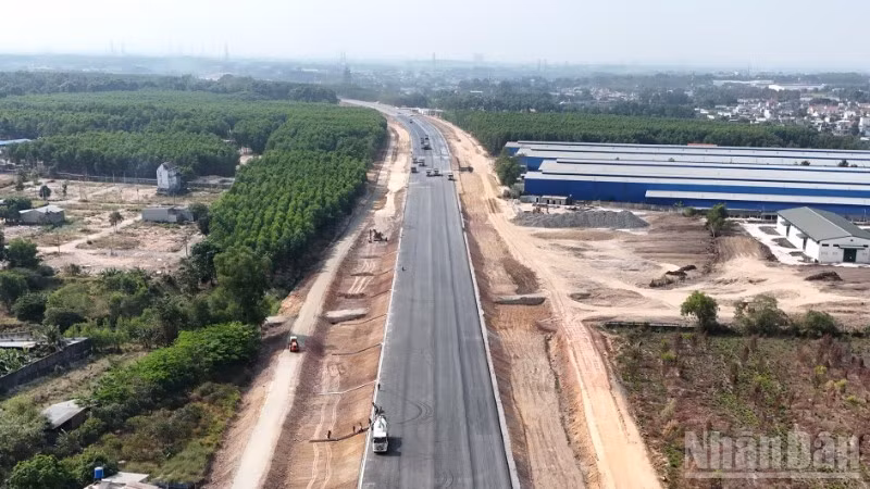 Thi công thảm nhựa dự án cao tốc Biên Hòa-Vũng Tàu, đoạn qua địa bàn tỉnh Đồng Nai.