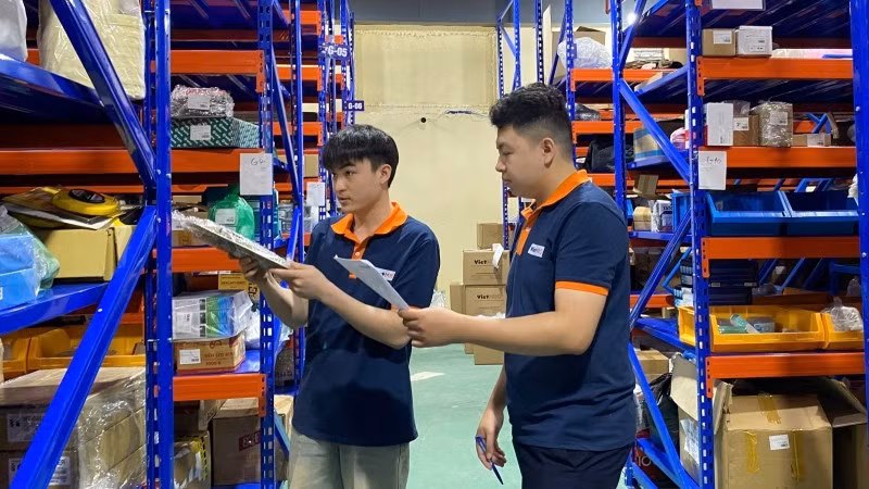 Nhân viên kiểm kê hàng hóa tại kho hàng của Công ty Cổ phần Bách Liên. 