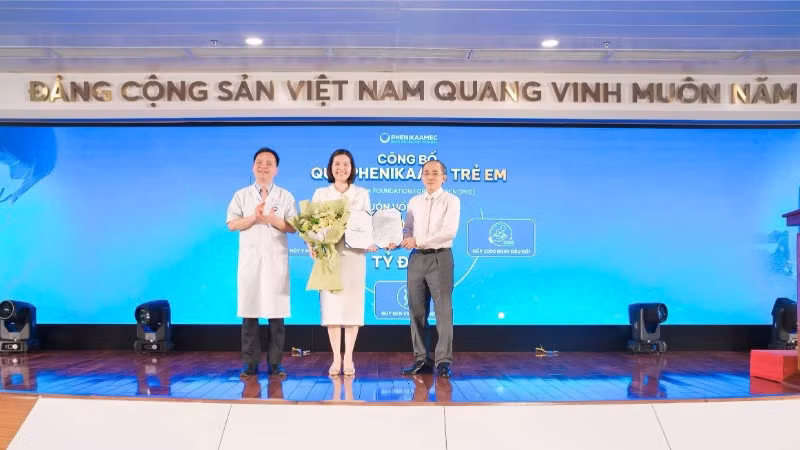 Trao quyết định bổ nhiệm Giám đốc Quỹ Phenikaa vì trẻ em cho Tiến sĩ, Bác sĩ Nguyễn Thị Sim.
