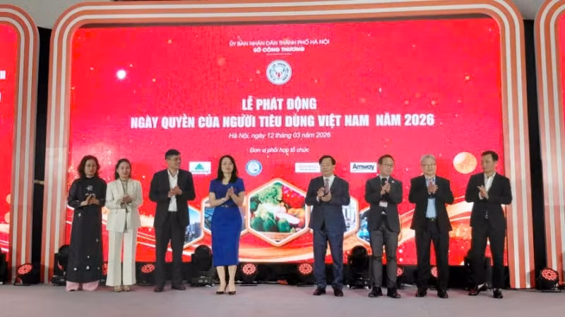 Các đại biểu thực hiện nghi thức phát động chương trình.