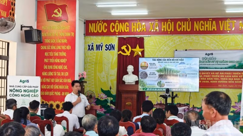 Công ty Cổ phần Phát triển nông nghiệp AgriS-Chi nhánh Khánh Hòa tổ chức gặp gỡ nông dân trồng mía khu vực phía nam Khánh Hòa để tuyên truyền các biện pháp hỗ trợ phục hồi vùng nguyên liệu ảnh hưởng nắng hạn, chủ động sản xuất thích ứng với biến đổi khí hậu. (Ảnh: VINH THẮNG)