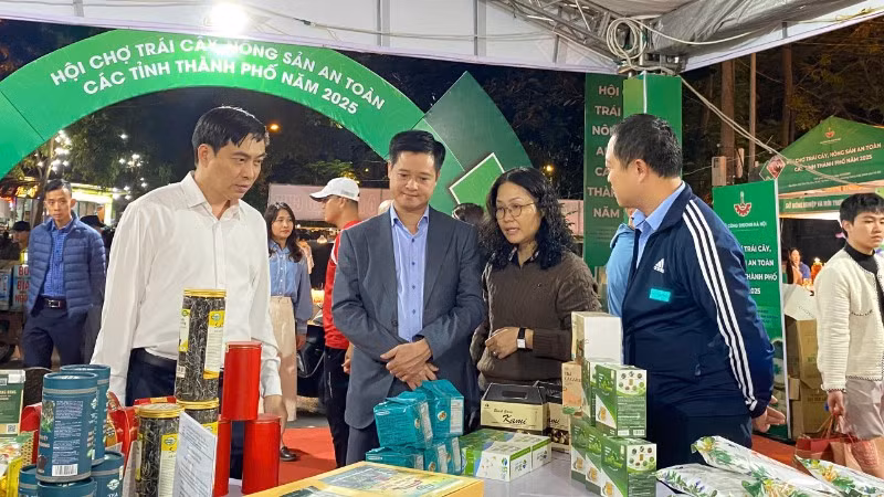 Các đại biểu tham quan sản phẩm trưng bày, giới thiệu tại hội chợ. 
