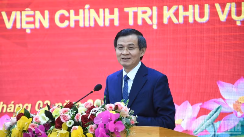 Đồng chí Đoàn Minh Huấn, Ủy viên Bộ Chính trị, Bí thư Đảng ủy, Giám đốc Học viện Chính trị quốc gia Hồ Chí Minh phát biểu tại buổi làm việc. (Ảnh: ANH ĐÀO)