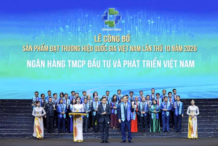 Ủy viên HĐQT BIDV Đặng Văn Tuyên đại diện ngân hàng nhận Danh hiệu. (Nguồn: BIDV)