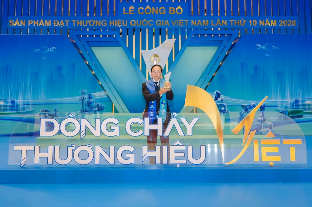 Ông Nguyễn Thành Đô, Phó Chủ tịch Hội đồng Quản trị HDBank đại diện HDBank nhận biểu trưng HDBank-Thương hiệu Quốc Gia 2026 (Ảnh: HDBank)