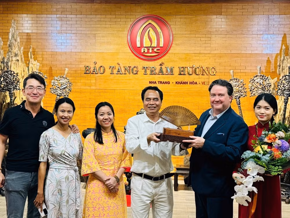 Doanh nhân Nguyễn Văn Tưởng trân trọng tặng ông Marc Knapper chiếc quạt trầm hương, tháng 4/2025, khi ông đang là Đại sứ Hoa Kỳ tại Việt Nam thăm Trầm Hương Khánh Hòa ATC. (Ảnh: ĐỨC ANH)