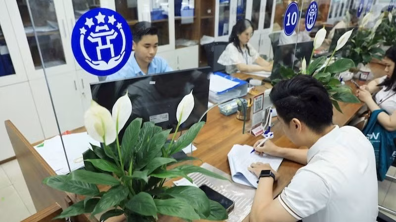 Trung tâm phục vụ hành chính công thành phố Hà Nội giải quyết thủ tục hành chính cho người dân.