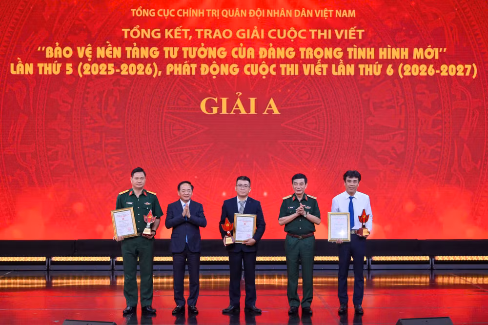Đại tướng Phan Văn Giang, Uỷ viên Bộ Chính trị, Phó Bí thư Quân uỷ Trung ương, Phó Thủ tướng, Bộ trưởng Bộ Quốc phòng và đồng chí Trịnh Văn Quyết, Uỷ viên Bộ Chính trị, Bí thư Trung ương Đảng, Trưởng Ban Tuyên giáo và Dân vận Trung ương trao giải A cho các tác giả. Ảnh: Thế Đại