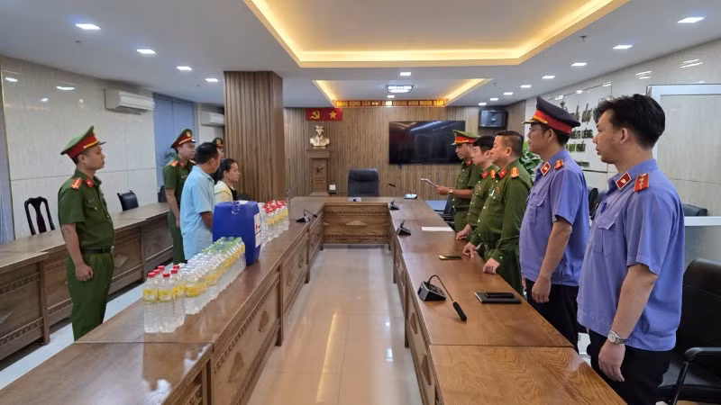Cơ quan Cảnh sát điều tra Công an thành phố Đà Nẵng tống đạt các quyết định đối vợ chồng Kiều Văn Thanh. (Ảnh: Công an cung cấp)
