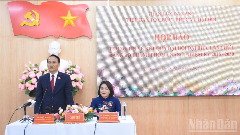 Phó Bí thư Thường trực Thành ủy Đà Nẵng Nguyễn Đình Vĩnh phát biểu tại buổi họp báo. (Ảnh: ANH ĐÀO)