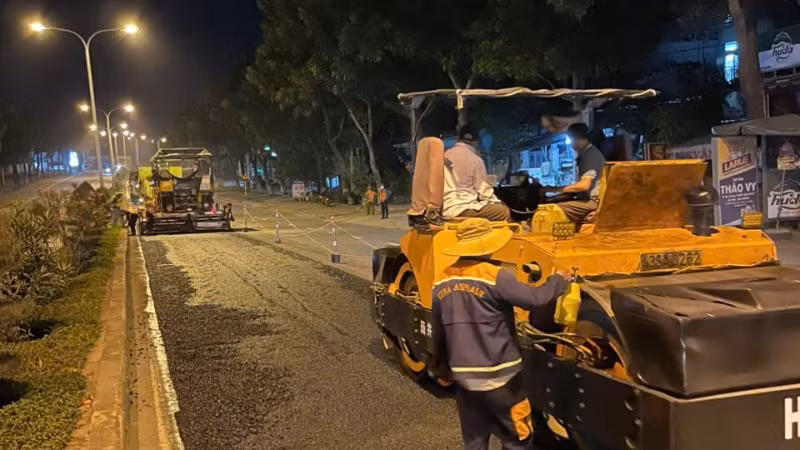 Đơn vị bảo trì tăng ca làm xuyên đêm nhằm đẩy nhanh tiến độ sửa chữa đoạn xuống cấp trên Quốc lộ 14B.