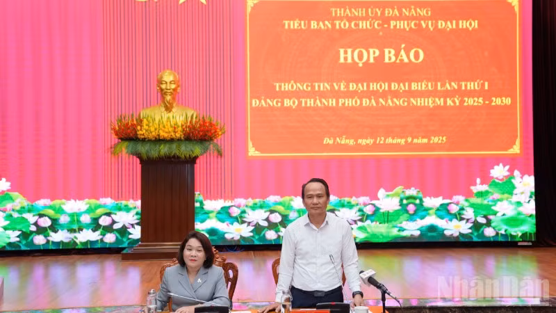 Phó Bí thư Thường trực Thành ủy Đà Nẵng Nguyễn Đình Vĩnh phát biểu tại buổi họp báo. (Ảnh: ANH ĐÀO)