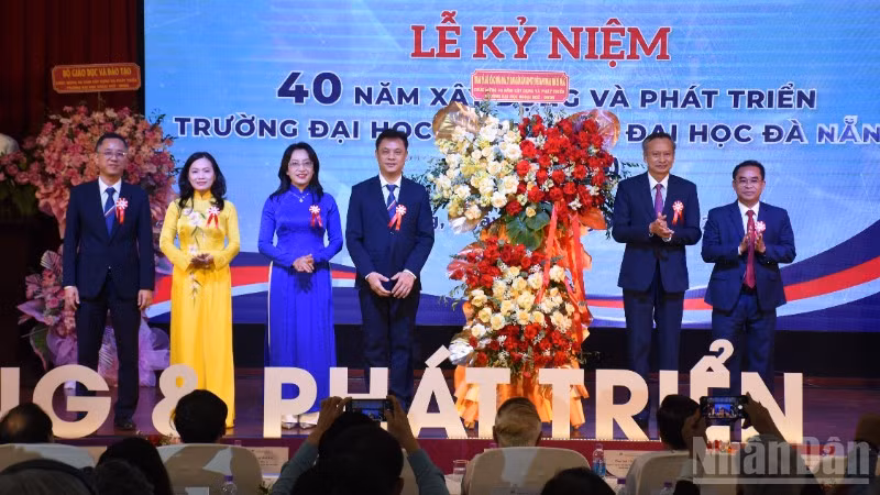Lãnh đạo thành phố Đà Nẵng tặng hoa chúc mừng nhà trường. (Ảnh: ANH ĐÀO)