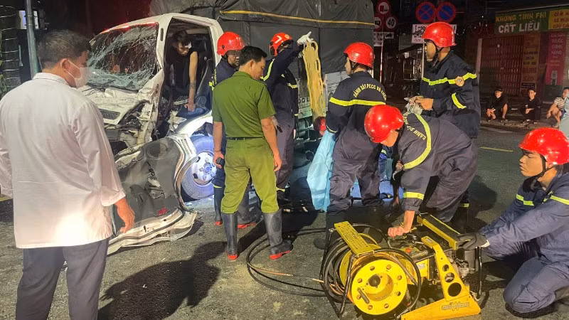 Lực lượng chức năng nhanh chóng triển khai các phương án cứu nạn để đưa nạn nhân ra khỏi cabin. (Ảnh: Công an cung cấp)