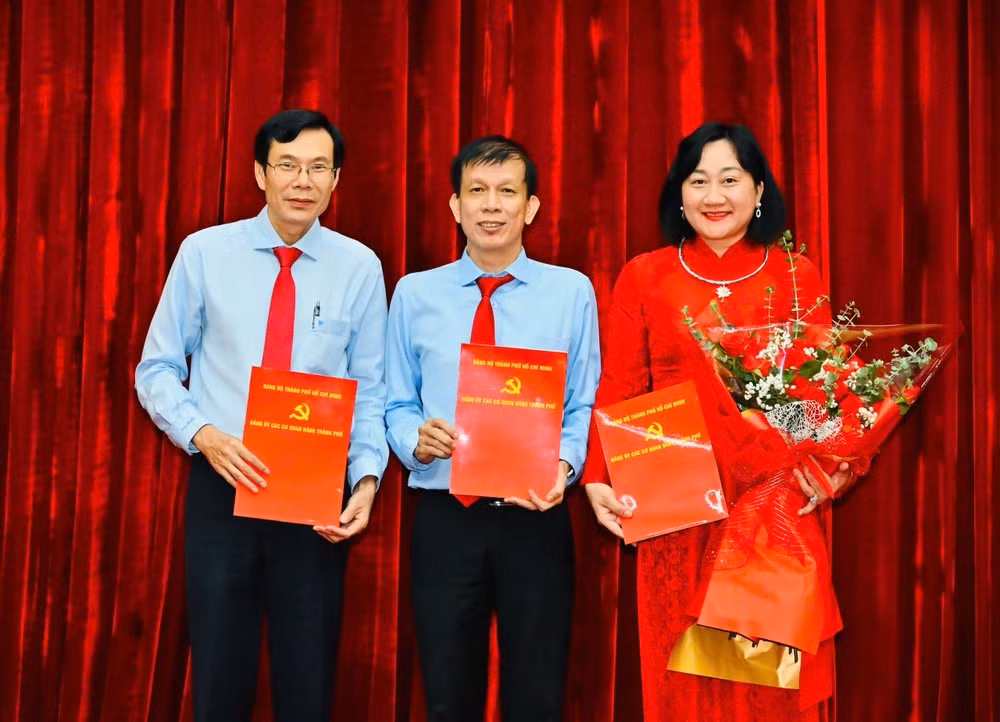 Ban Thường vụ Đảng ủy Báo Sài Gòn Giải Phóng gồm các đồng chí: Nguyễn Khắc Văn, Bùi Thị Hồng Sương và Phạm Văn Trường. Ảnh: VIỆT DŨNG