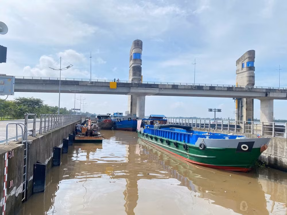 Vận hành âu thuyền cống Cái Lớn nhằm bảo đảm giao thông thủy khi đóng cửa van cống từ ngày 9/11. (Ảnh: ANH TRƯỜNG)