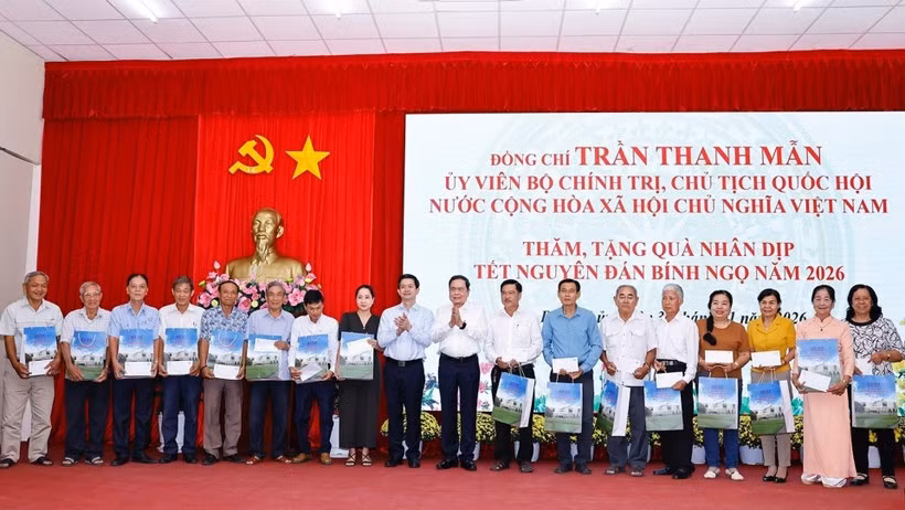 Chủ tịch Quốc hội Trần Thanh Mẫn tặng quà cho các gia đình chính sách trên địa bàn phường Bình Thủy, thành phố Cần Thơ. (Ảnh: TTXVN)