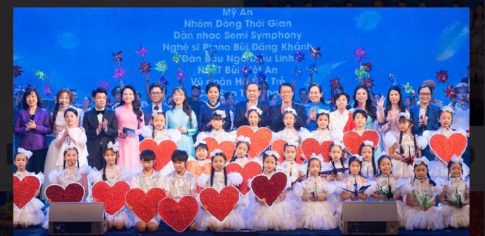 Anh hùng Lao động, Tiến sĩ Nguyễn Thị Phương Thảo thay mặt cán bộ nhân viên Vietjet, Sovico và HDBank trao tặng 30 tỷ đồng hỗ trợ phụ nữ và trẻ em mắc bệnh hiểm nghèo. (Nguồn: HDBank)