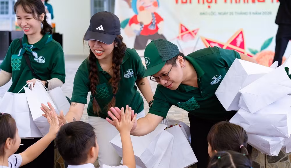 Chương trình "Vui hội trăng rằm" do chính đội ngũ nhân viên Phúc Long tổ chức, đem đến một ngày vui chơi ý nghĩa cho hơn 400 học sinh Trường tiểu học và trung học cơ sở Lộc Nga. (Ảnh: MSN)