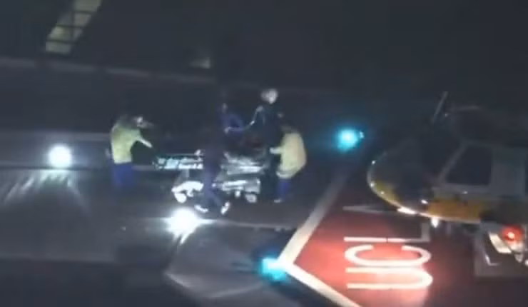 Các nạn nhân được đưa đi cấp cứu. (Ảnh chụp màn hình video kênh KTLA)