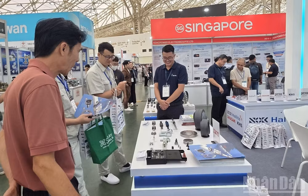 Muốn tham gia sâu hơn vào chuỗi cung ứng toàn cầu, ngành cơ khí Việt Nam cần chuyển từ gia công sang chủ công nghệ. (Ảnh: KIM DUNG)