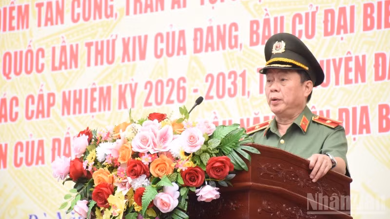 Thiếu tướng Nguyễn Hữu Hợp, Bí thư Đảng ủy, Giám đốc Công an thành phố Đà Nẵng phát lệnh ra quân toàn lực lượng. (Ảnh: ANH ĐÀO)