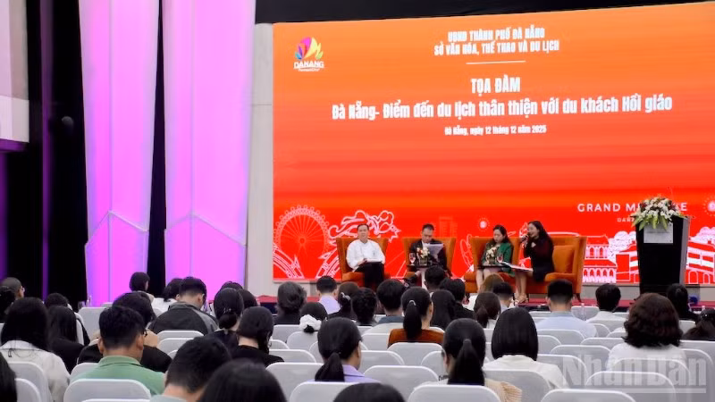 Các đại biểu khách mời chia sẻ về sản phẩm du lịch mới phục vụ thị trường khách HồI giáo. (Ảnh: ANH ĐÀO)