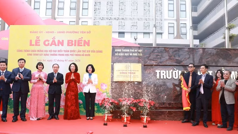 Các đại biểu thực hiện nghi thức gắn biển công trình.