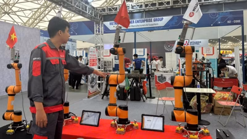 Các doanh nghiệp giới thiệu những sản phẩm, giải pháp công nghệ mới tại hội chợ. (Ảnh: NT)