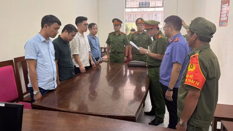 Cơ quan Cảnh sát điều tra (Phòng Cảnh sát kinh tế), Công an thành phố Đà Nẵng tống đạt các Quyết định khởi tố bị can đối với 4 bị can. (Ảnh: Công an cung cấp)