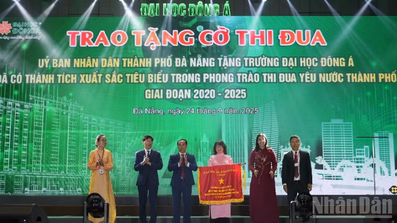 Lãnh đạo thành phố trao tặng Trường đại học Đông Á Cờ thi đua của Ủy ban nhân dân thành phố Đà Nẵng. (Ảnh: ANH ĐÀO)