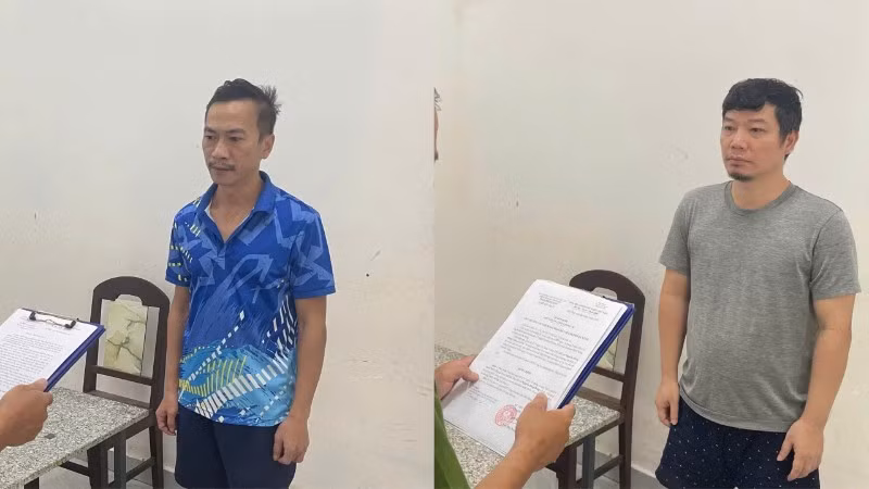 Hai đối tượng Trần Hùng Cường và Nguyễn Đăng Đông tại cơ quan điều tra. (Ảnh: Công an cung cấp)