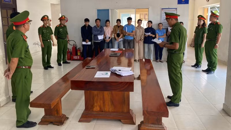 Cơ quan Cảnh sát điều tra Công an thành phố Đà Nẵng tống đạt và thi hành Quyết định khởi tố bị can, Lệnh khám xét và áp dụng biện pháp ngăn chặn đối với 10 bị can. (Ảnh: Công an cung cấp)