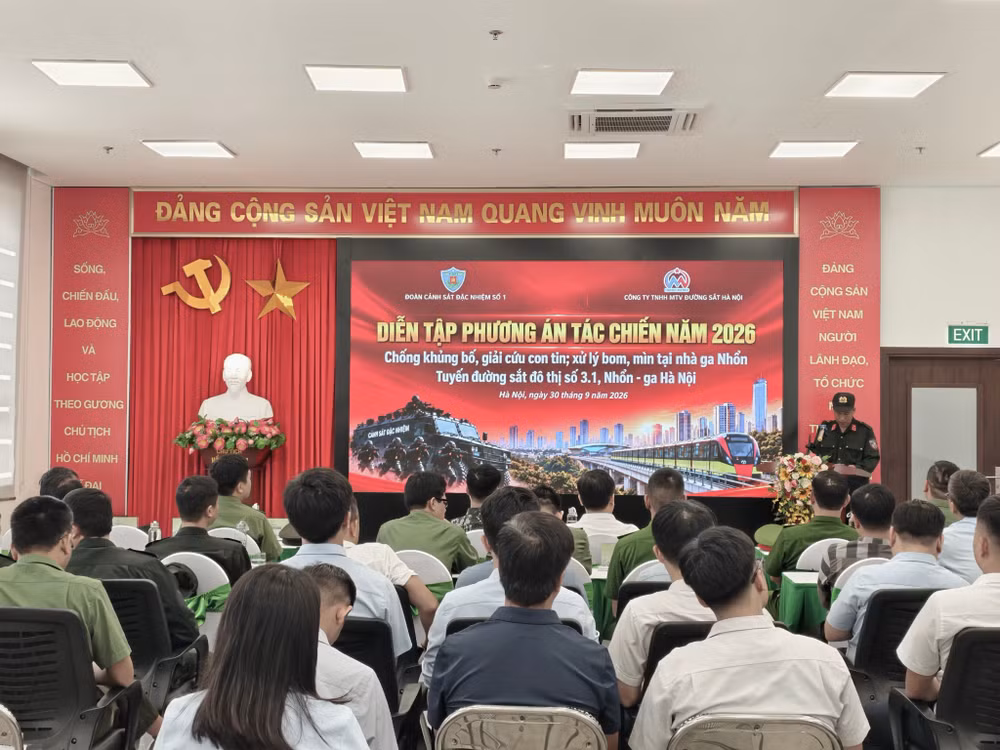 Các lực lượng tham gia diễn tập nghe phổ biến phương án phối hợp, xử lý tình huống tại buổi diễn tập. (Ảnh: Metro Hà Nội)