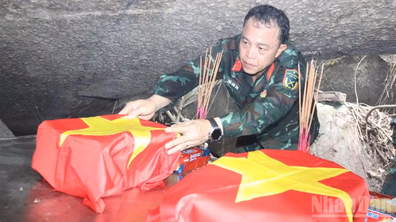 Đồng chí Đại tá Trần Hữu Ích, Ủy viên Ban Thường vụ Thành ủy, Chỉ huy trưởng Bộ Chỉ huy Quân sự thành phố Đà Nẵng trực tiếp kiểm tra công tác tìm kiếm hài cốt tại Hang Đá Sập.