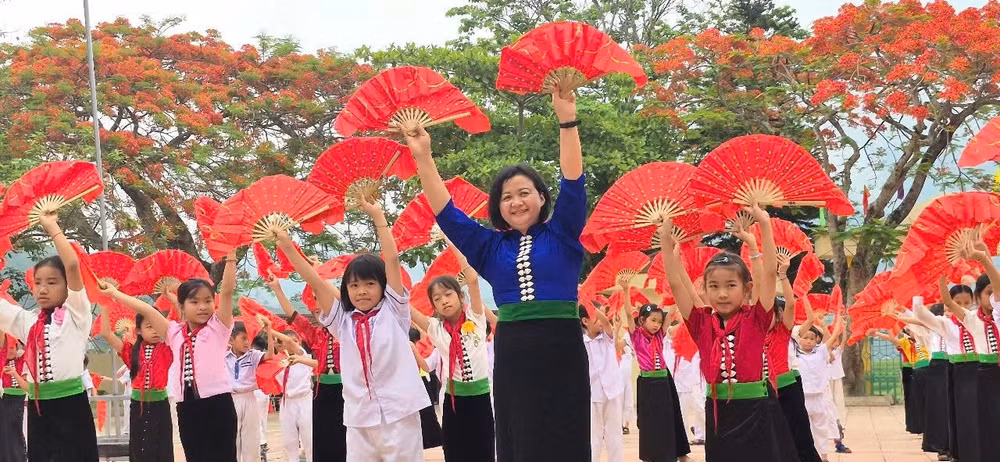 Cô giáo Quàng Thị Diên thường xuyên “lấy mình ra làm gương” tham gia mọi hoạt động với học sinh.