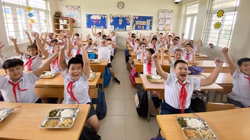 Một bữa ăn bán trú của học sinh Trường tiểu học Vĩnh Tuy (Hà Nội). (Ảnh: MINH ĐỨC)