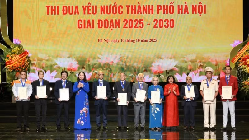 Phó Chủ tịch nước, Phó Chủ tịch thứ nhất Hội đồng Thi đua-Khen thưởng Trung Ương Võ Thị Ánh Xuân và Bí thư Thành ủy Hà Nội Bùi Thị Minh Hoài trao tặng danh hiệu “Công dân Thủ đô ưu tú” năm 2025 cho 10 cá nhân.
