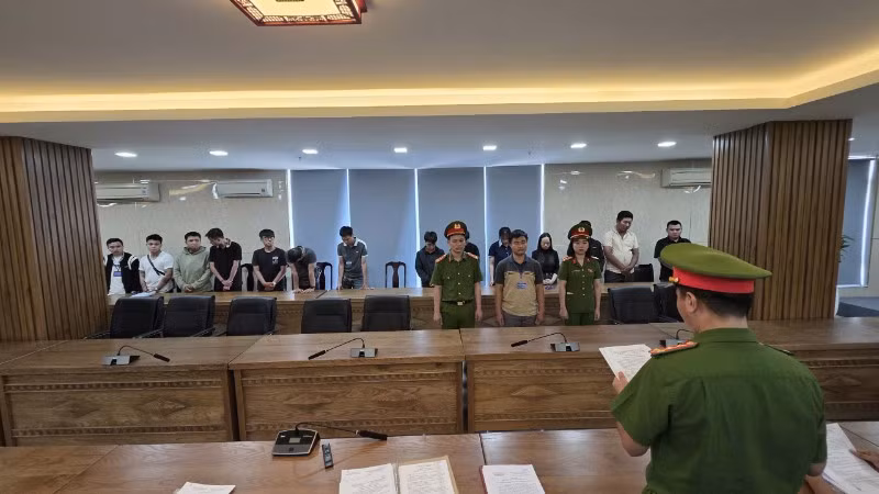 Cơ quan Cảnh sát điều tra tống đạt các quyết định khởi tố vụ án, khởi tố các bị can. (Ảnh: Công an cung cấp)